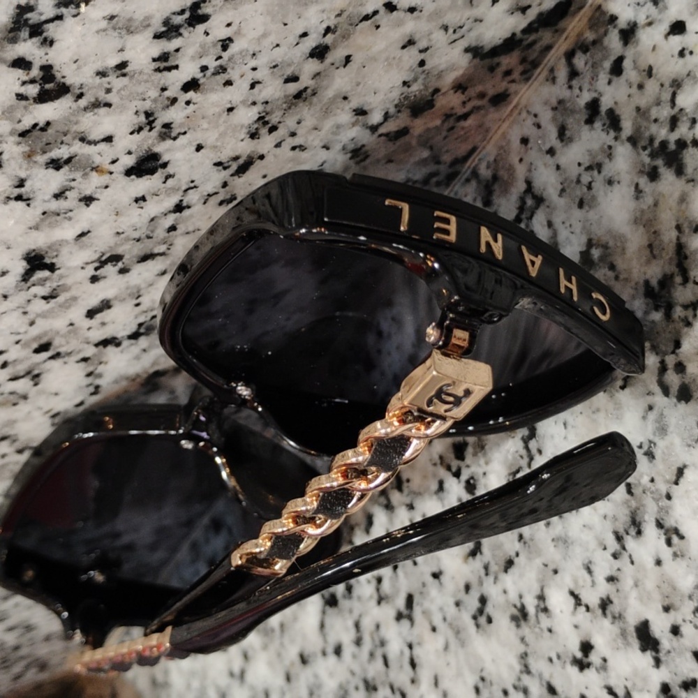 Brand New CHANEL Sunglasses with Black and Gold Chain Detail - Picture 4 of 4